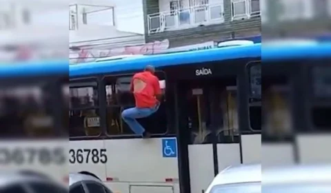 Homem assedia mulher, foge e fica pendurado em janela de ônibus