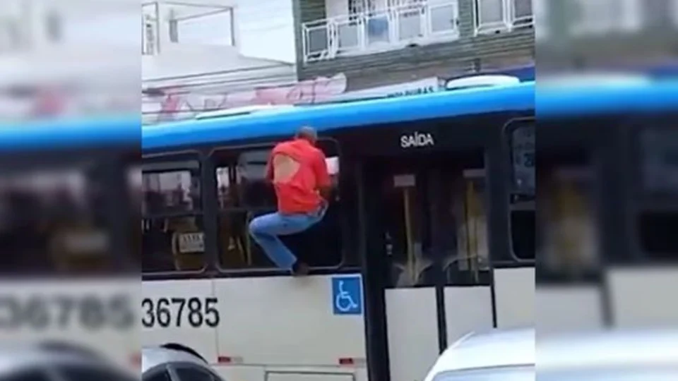 Homem assedia mulher, foge e fica pendurado em janela de ônibus