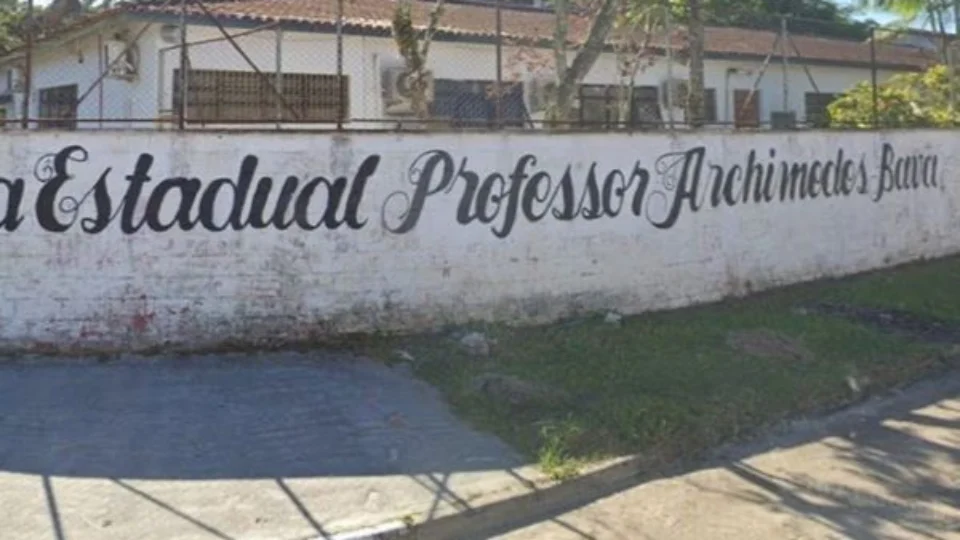 Homem morre após cair de telhado com 8 metros de altura em escola
