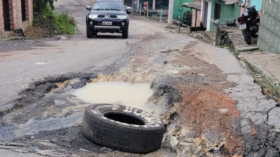 Cratera no Grande Vitória dificulta tráfego e preocupa moradores