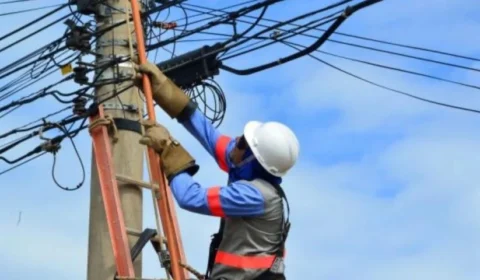 Bairros de Manaus e dois municípios do interior ficaram sem energia na tarde deste domingo(14)