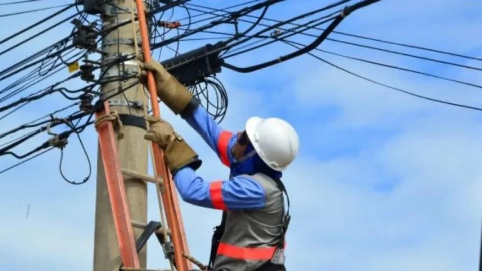 Bairros de Manaus e dois municípios do interior ficaram sem energia na tarde deste domingo(14)