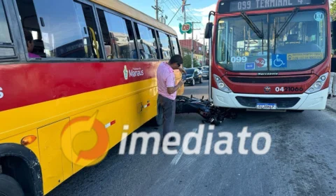 Motocicleta fica entre ônibus e Amarelinho na zona Leste