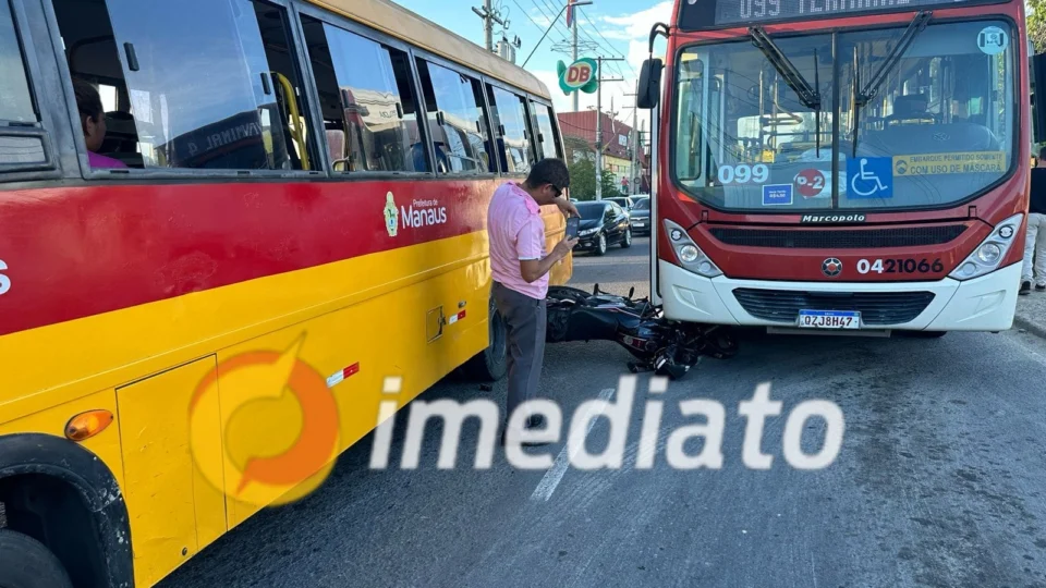 Motocicleta fica entre ônibus e Amarelinho na zona Leste
