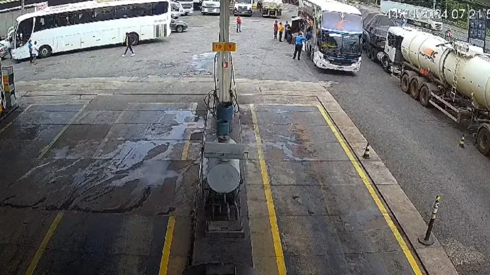 Acidente entre dois ônibus e caminhão que deixou 14 feridos em posto de Limeira