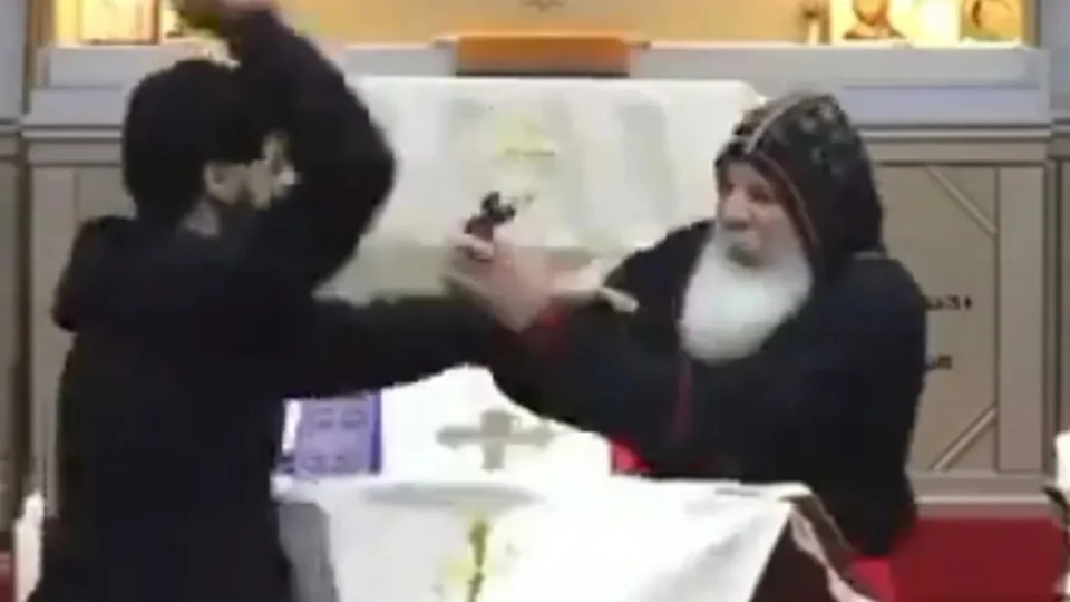 IMAGENS FORTES: Bispo Mar Mari Emmanuel é esfaqueado em igreja da Austrália e fiéis são feridos dias após ataque terrorista matar 6 pessoas em shopping