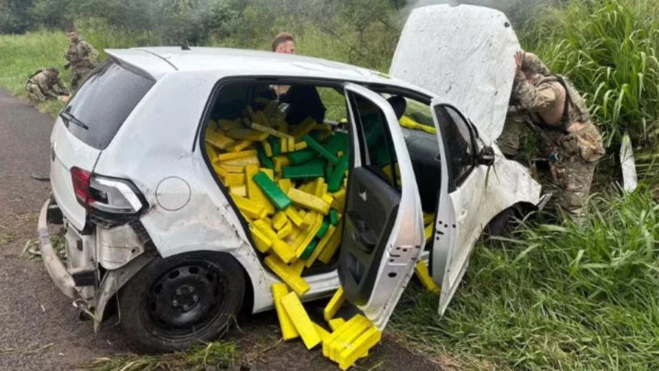 Adolescente é preso após perseguição da PRF com carro roubado e carga de maconha