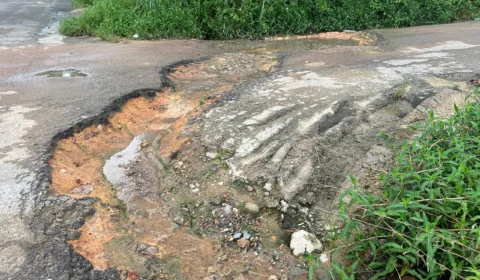Cratera causa transtornos aos moradores da rua Tomoda no Parque 10
