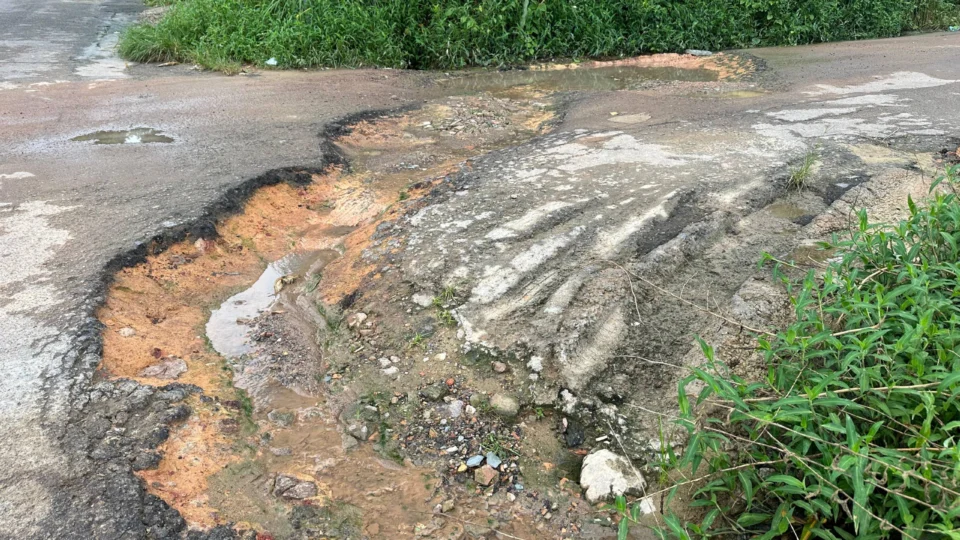 Cratera causa transtornos aos moradores da rua Tomoda no Parque 10