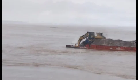 VÍDEO: Rebocador colide com barco atracado em porto Fluvial de Parintins