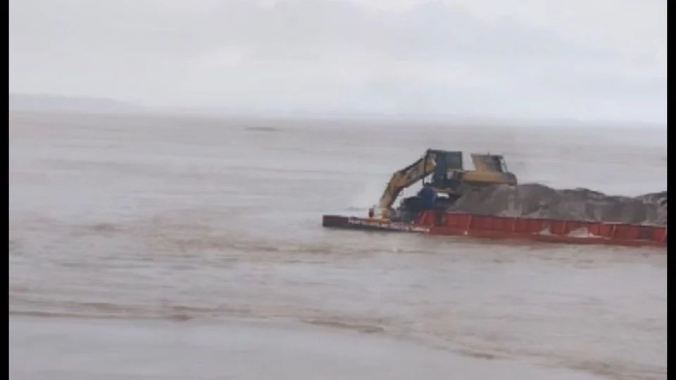 VÍDEO: Rebocador colide com barco atracado em porto Fluvial de Parintins