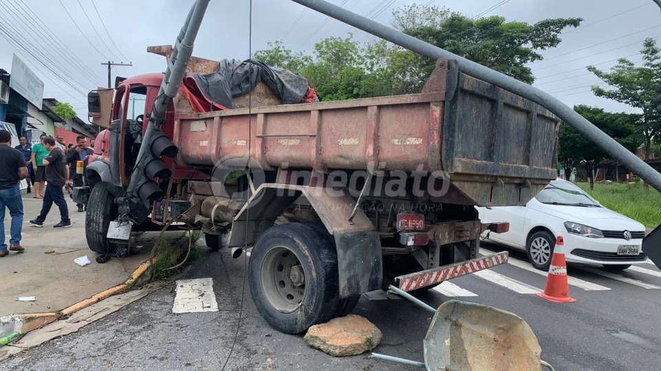 Motorista que foi esmagado por caminhão morre em Manaus