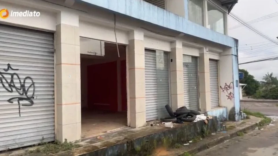 Moradores do Oswaldo Frota denunciam cracolândia em prédio abandonado em Manaus