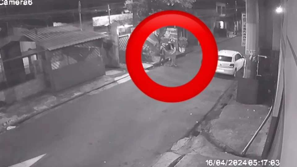 VÍDEO: Jovem é vítima de assalto na Rua Pico das Águas em Manaus