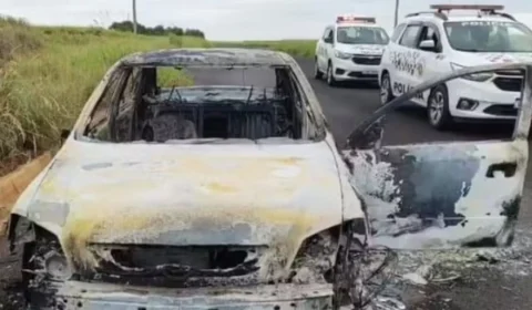 Ex-namorada mata homem e coloca fogo em carro com corpo dentro