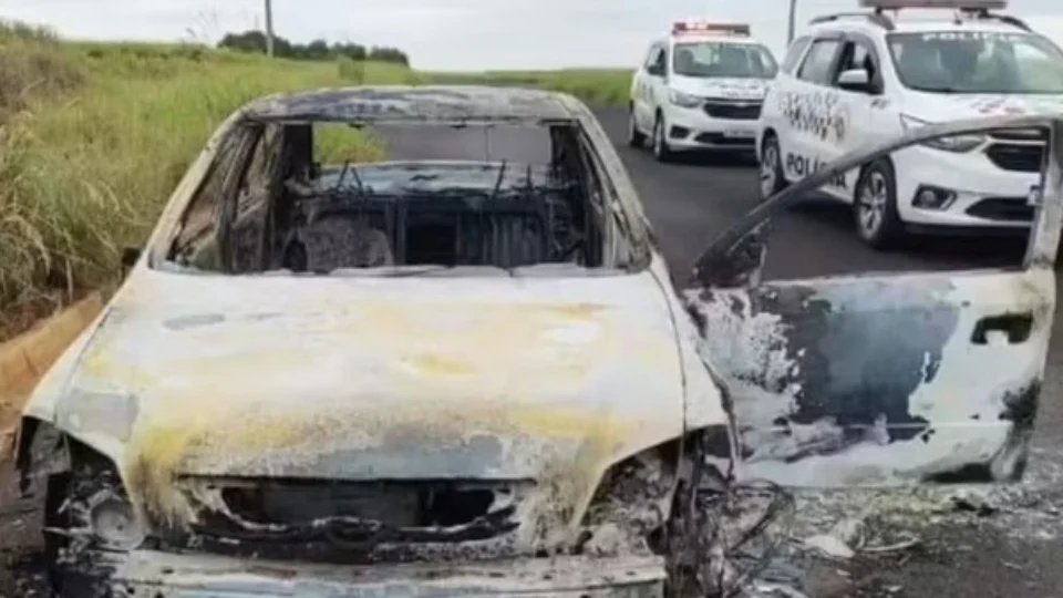 Ex-namorada mata homem e coloca fogo em carro com corpo dentro