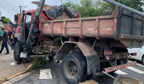 Morre motorista que tentou desviar de pedestre e foi parar embaixo de caminhão