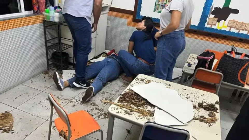 Professora cai do teto de sala de aula após piso ceder em escola no Espírito Santo