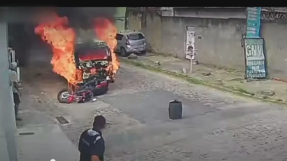 Motociclista é atropelado por Kombi em chamas em Nova Iguaçu