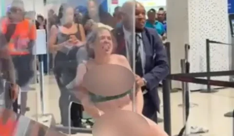 Mulher em surto ataca passageiros e fica nua em aeroporto na Jamaica; Veja vídeo
