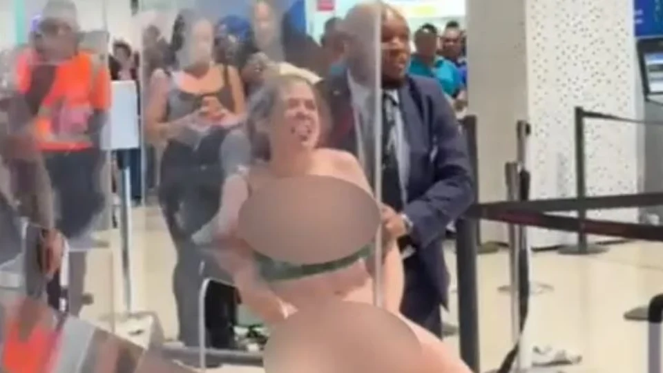Mulher em surto ataca passageiros e fica nua em aeroporto na Jamaica; Veja vídeo