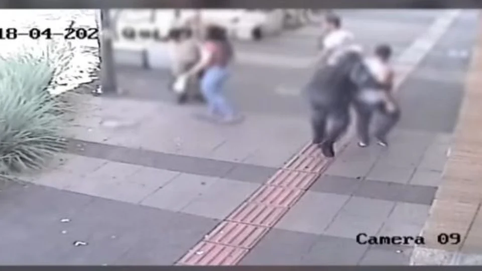 VÍDEO: Homem agride agente de trânsito com golpe de voadora em Campo Grande após multa