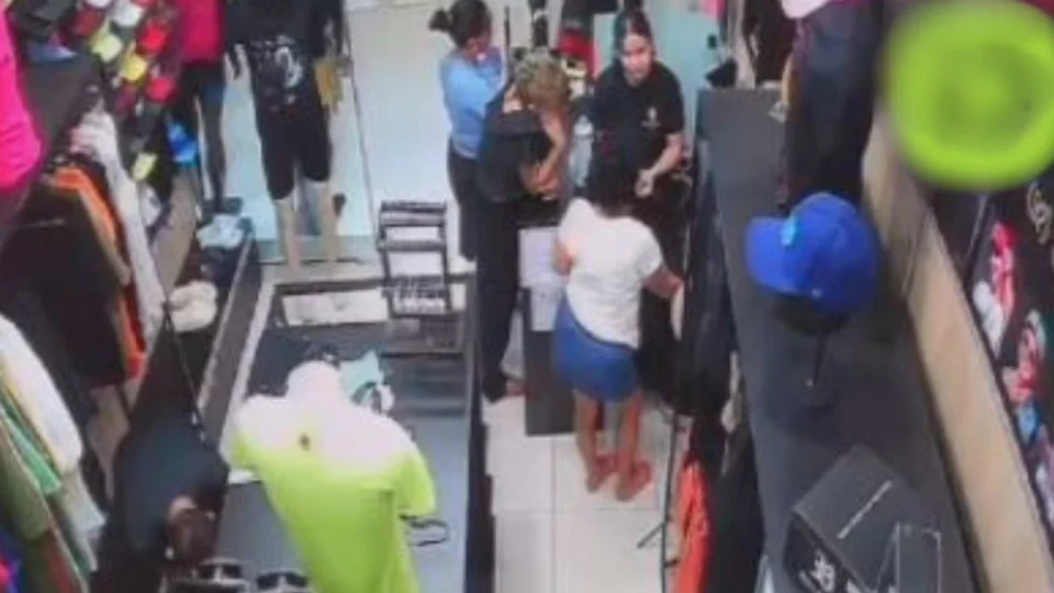 Criminosos furtam loja de roupas no Centro de Manaus; Veja vídeo