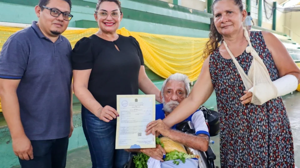 Aos 107 anos, aposentado aproveita Mutirão de Cidadania do Governo do Amazonas para atualizar documentos
