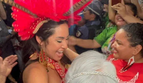 VEJA: Isabelle Nogueira é recebida com festa e carreata até o Teatro Amazonas