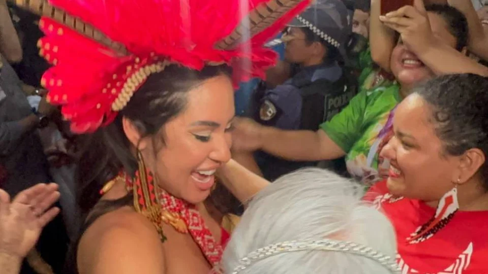VEJA: Isabelle Nogueira é recebida com festa e carreata até o Teatro Amazonas
