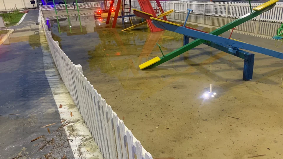 Praça Pet recém inaugurada alaga por falta de drenagem