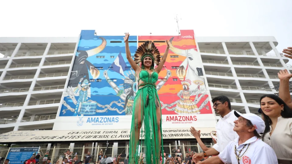 População de Parintins foi às ruas para exaltar Isabelle Nogueira neste domingo