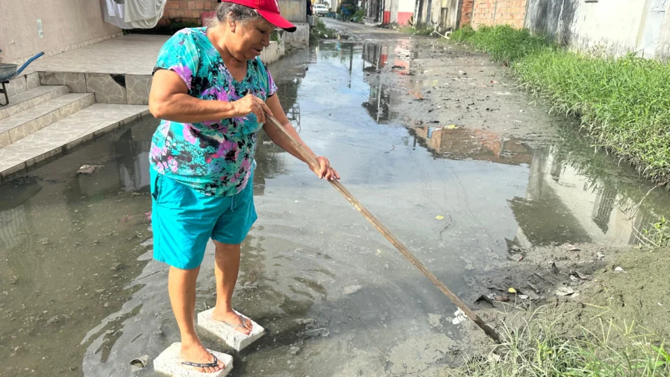 Moradores reclamam de alagamentos após chuvas na Rua Padre Macamboa no Monte das Oliveiras