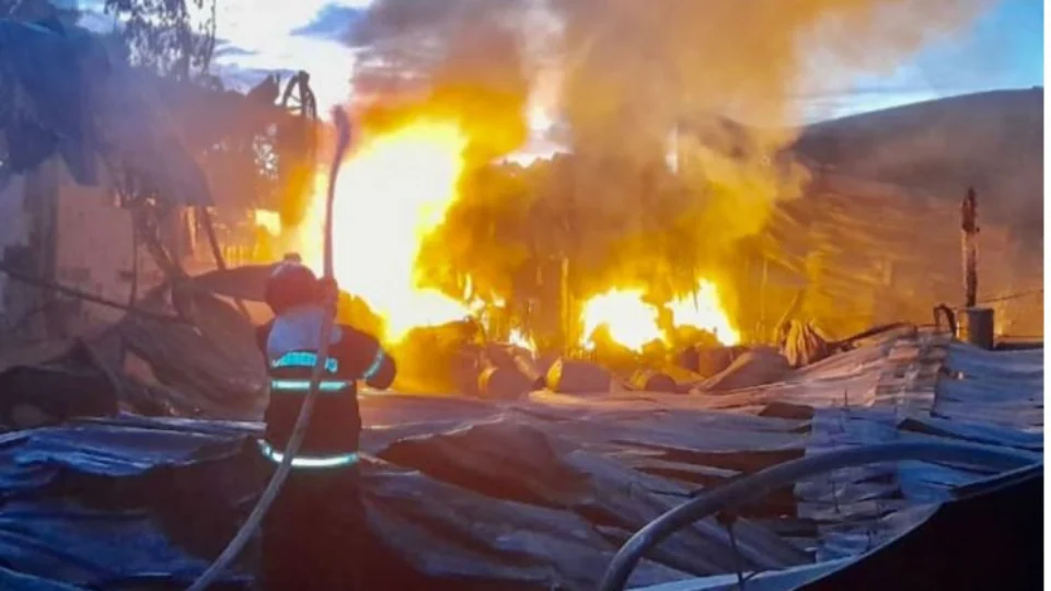 Fábrica de colchões é atingida por incêndio de grande proporção no AM