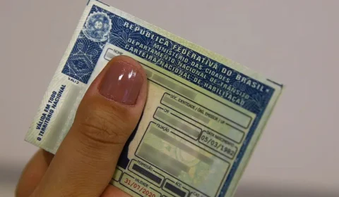 Foto da carteira de motorista poderá conter itens religiosos