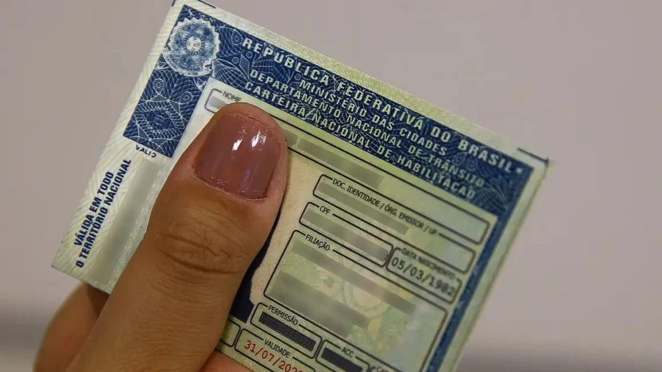 Foto da carteira de motorista poderá conter itens religiosos