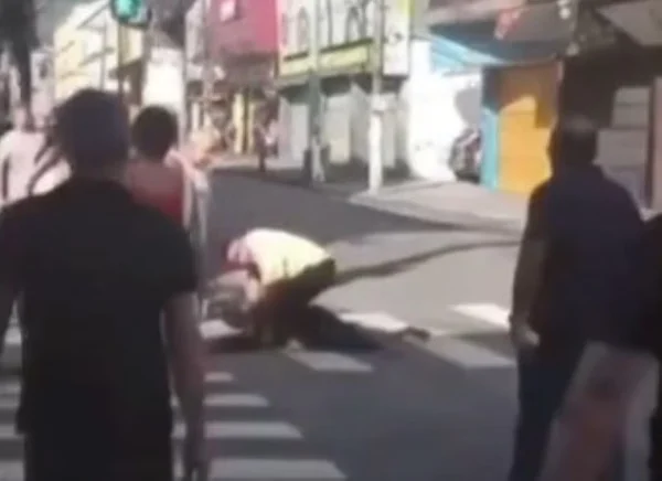 Veja Vídeo: motorista luta com assaltante e impede sequestro de ônibus