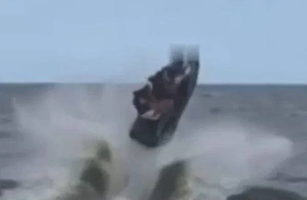 Veja Vídeo: homem desaparece após encarar onda com jet ski