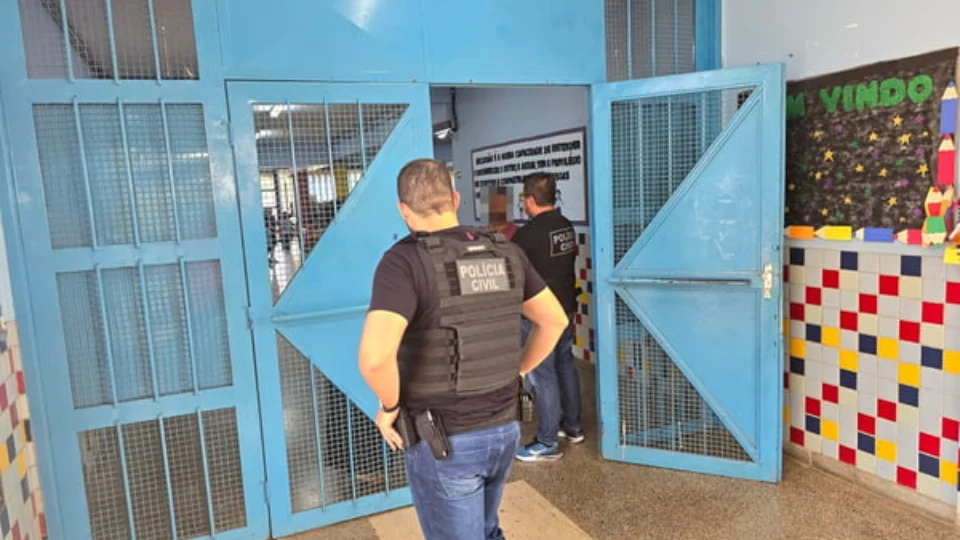 Veja Vídeo: mãe invade escola e ataca professora do filho com socos