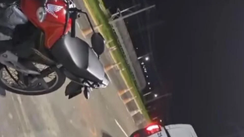 Homem tem a moto furtada por travesti após se negar a pagar programa em Manaus