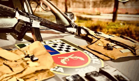 Força Tática prende homens com fuzil, coletes balísticos e uma granada no Santa Etelvina