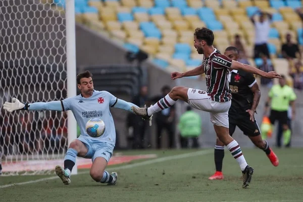 Em jogo movimentado, Flu vence Vasco e ganha a primeira no Brasileirão