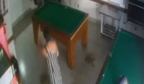 Mulher invade bar, discute com dono do local e joga fezes no chão