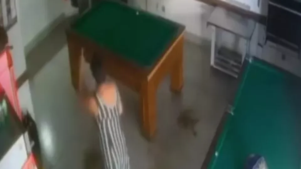 Mulher invade bar, discute com dono do local e joga fezes no chão