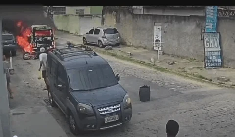 VEJA: Motociclista é atropelado por Kombi em chamas no Rio de Janeiro