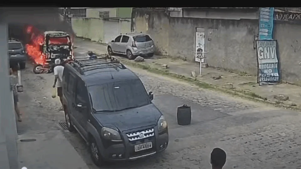VEJA: Motociclista é atropelado por Kombi em chamas no Rio de Janeiro
