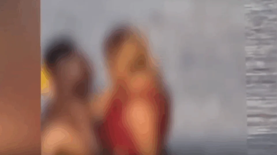 Veja Vídeo: casal é flagrado mantendo relações sexuais no meio de banhistas