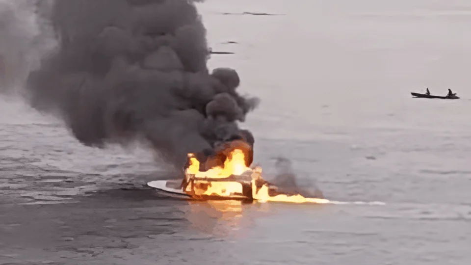 Incêndio destrói embarcação da FUNAI em Jutaí