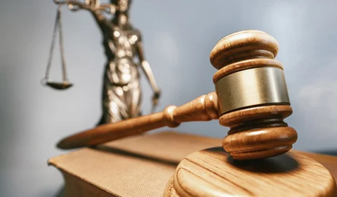 Veja o momento em que policiais salvam homem que passava pelo tribunal do crime na Compensa