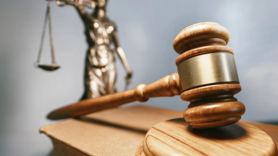 Veja o momento em que policiais salvam homem que passava pelo tribunal do crime na Compensa